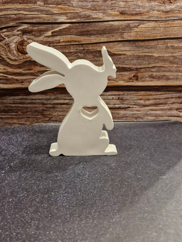 Hase mit Schmetterling