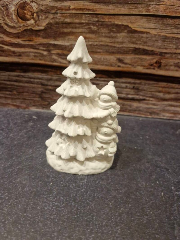Schneemänner am Baum