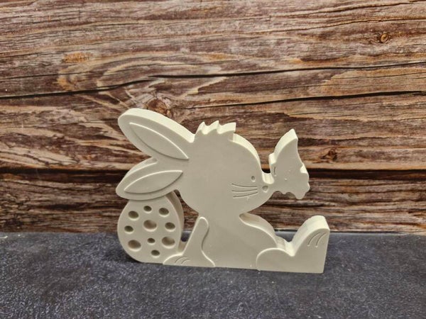 Hase sitzend mit Schmetterling