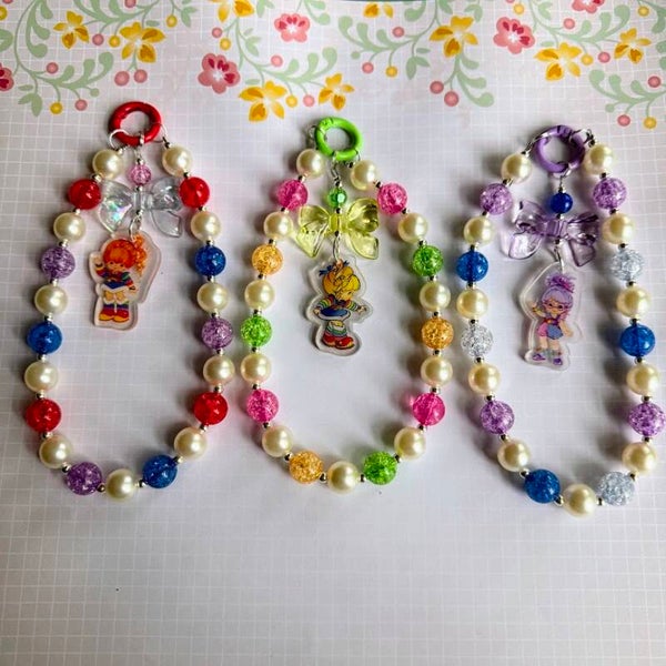 Retro Rainbow Girl Inspired Beaded Phone Charm – Kawaii Wrist Strap with Colorful Beads & Acrylic Character