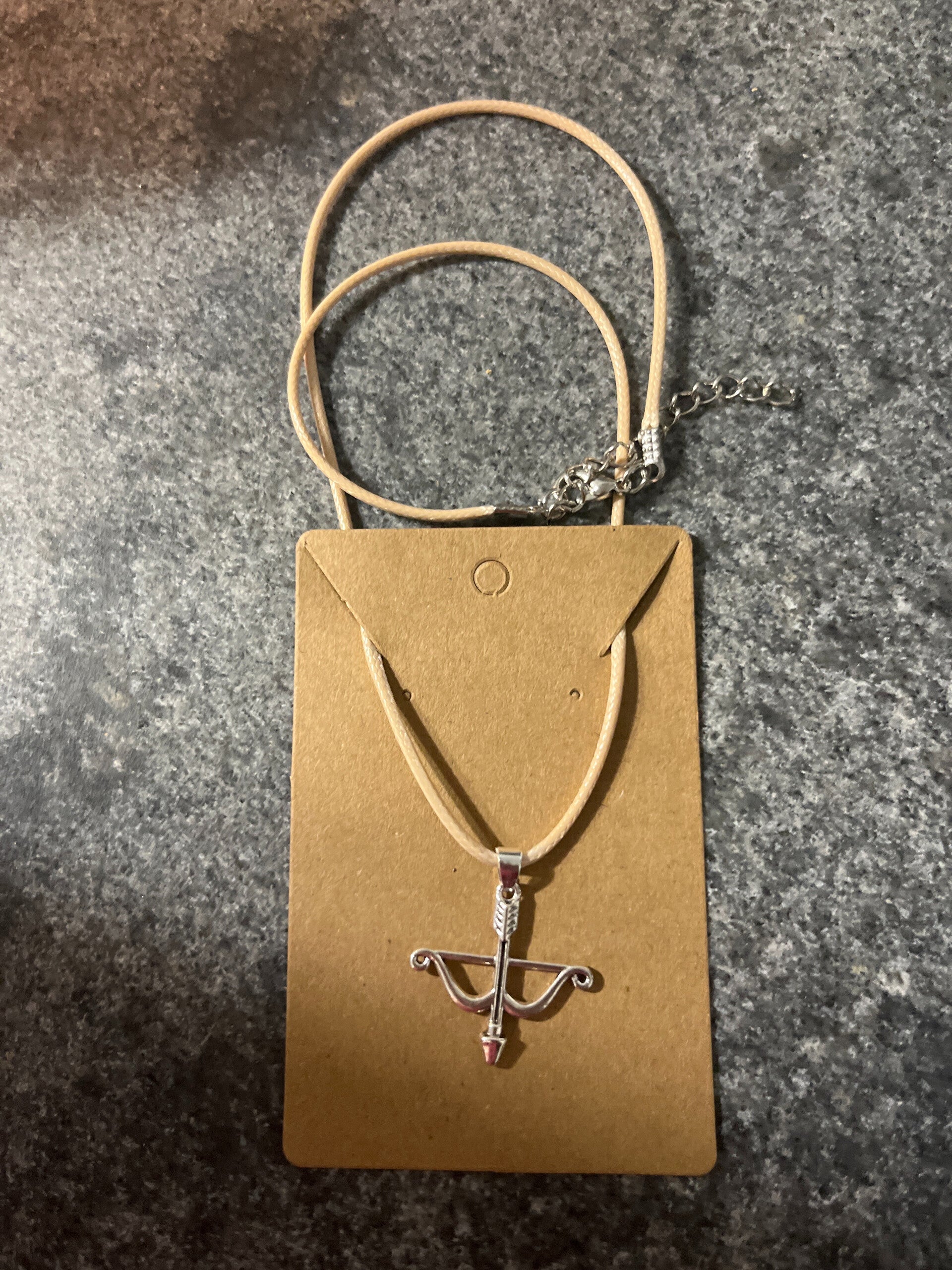 Halskette mit Pfeil und Bogen Anhänger