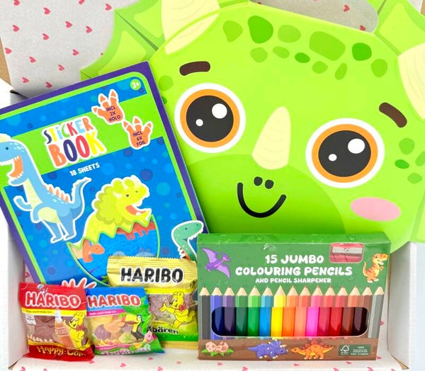 Kinderpostkadootje Draakie | Kleurboek draken | Stickerboek | 15 jumbo potloden met puntenslijper | Haribo snoepzakjes | Kaartje naar keuze