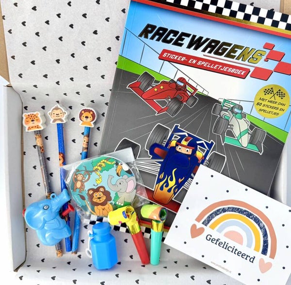 Kinderpostkadootje Racen | Sticker en spelletjesboek racewagens | Notitieblokje | 3 potloden met dierengummetjes | Waterpistooltje | Bellenblaasje | roltongen | Kaartje naar keuze