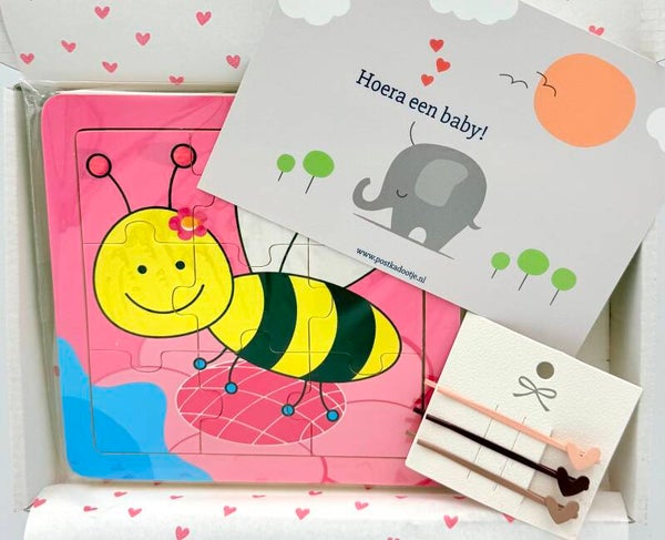 Kraamkadootje Anna | Puzzeltje met vrolijke bij | Schattige haarschuifjes met hartjes | Kaartje naar keuze