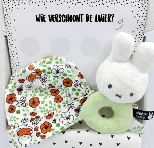 Kraamkadootje Sam | Nijntje rammelaar groen | Mutsje Nijntje | Kaart wie verschoont de luier met stickers | Kaartje naar keuze