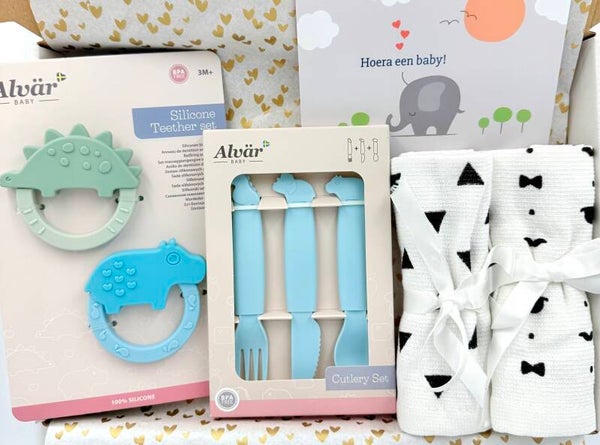 Kraamkadootje Pim | Alvär bijtringenset | Alvär besteksetje | Twee spuugdoekjes met leuke patroontjes | Kaartje naar keuze
