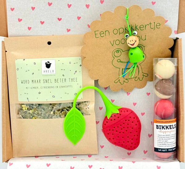 Postkadootje Aardbei | Word maar snel beter thee | Aardbeifilter | Bikkels chocoladeballen | Opkikkergelukje | Kaartje naar keuze