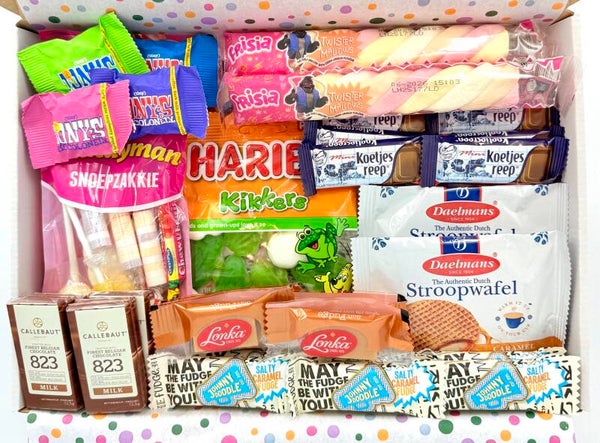 Postkadootje Big | Snoepzakje | Haribo kikkersnoepjes | Stroopwafels | Koetjesreepjes | Caramelblokjes Lonka | Johnny Doodle fudge | Mini chocoladereepjes | Spekkies | Tony's mini chocolade | Kaartje naar keuze.