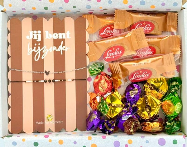 Postkadootje Bijzonder | Twee armbandjes jij bent bijzonder | Mini Lonka fudge | Toffees verschillende smaken | Kaartje naar keuze