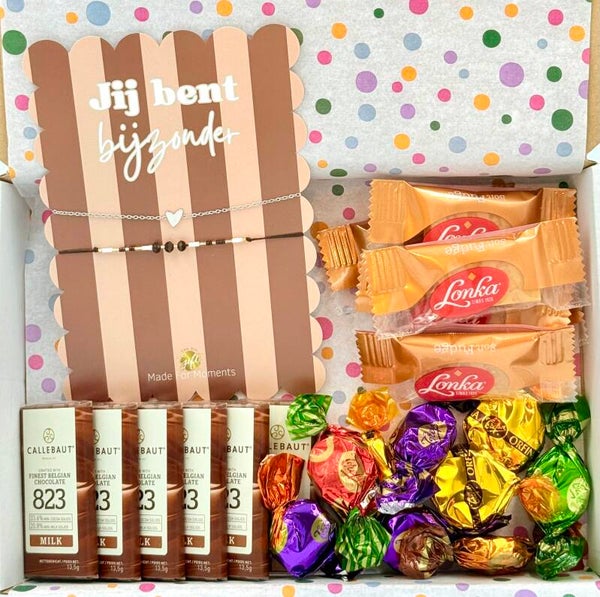 Postkadootje Bijzonderl | Twee armbandjes jij bent bijzonder | Lonka mini fudge | Callebaut mini chocolade | Verschillende smaken toffees | Kaartje naar keuze