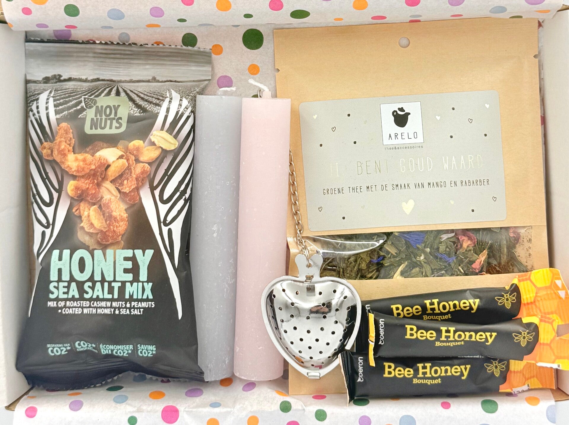 Postkadootje Blijbox | Jij bent goud waard thee in zakje | Theefilter in hartjesvorm | Honing | Twee kaarsjes | Zakje nootjes | Kaartje naar keuze