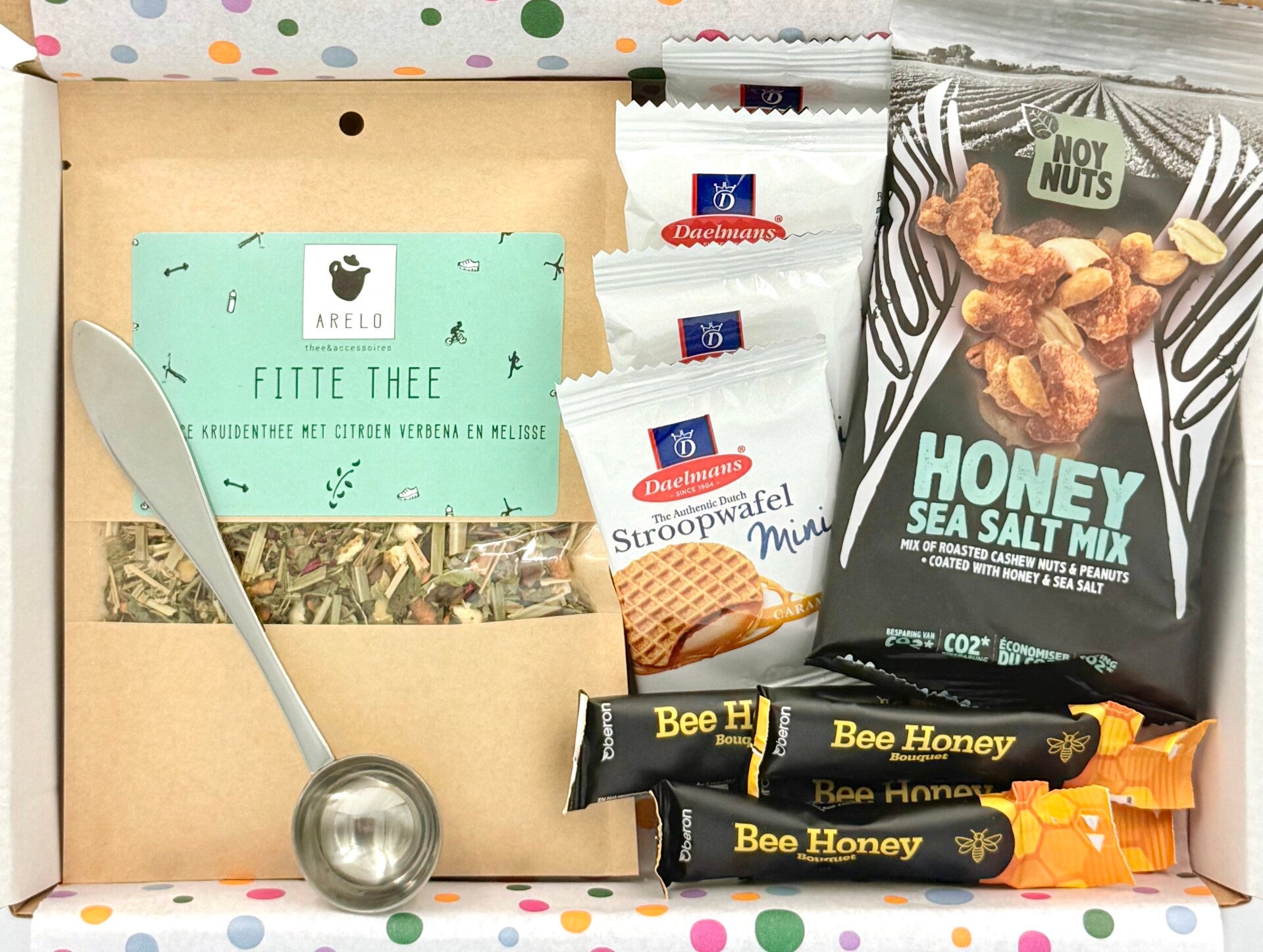Postkadootje Blijerd | Fitte thee in zakje | Theeschepje | Mini stroopwafels | Honing | Zakje nootjes | Kaartje naar keuze