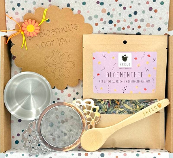 Postkadootje Bloem | Bloementhee | Bamboe theeschepje | Theezeef met uitlekschaaltje | Een bloemetje voor jou gelukje | Kaartje naar keuze