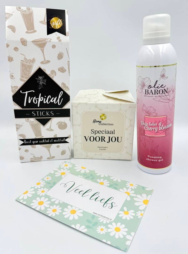 Postkadootje Blossom | Foaming shower gel van olie baron white lotus en cherry blossom | Geurkaars vanille | Tropical sticks voor cocktail en mocktail | Kaartje naar keuze