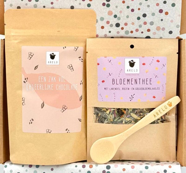 Postkadootje Chocobloem | Bloementhee | Bamboe theeschepje | Een zak vol heerlijke chocolade | Kaartje naar keuze