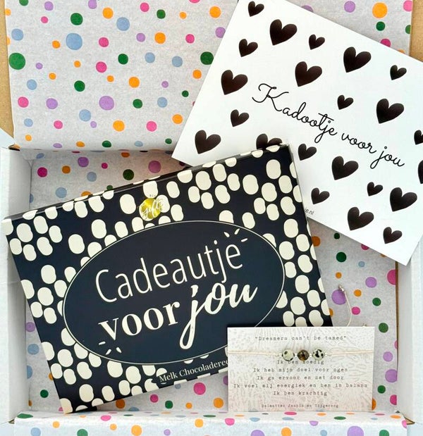 Postkadootje Chocolade | Cadeautje voor jou chocoladereep melk | Armbandje moedig | Kaartje naar keuze