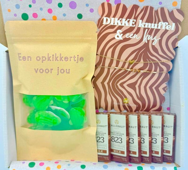 Postkadootje Dikke knuffel | Armbandje dikke knuffel en een kus | Een opkikkertje voor jou opkikkersnoepjes | Mini chocolaatjes | Kaartje naar keuze