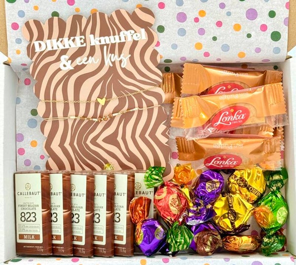 Postkadootje Dikke knuffel | Twee armbandjes dikke knuffel en een kus | Lonka mini fudge | Callebaut mini chocolade | Verschillende smaken toffees | Kaartje naar keuze
