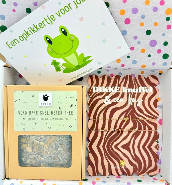 Postkadootje Dikke knuffel | Twee armbandjes dikke knuffel en een kus | Word maar snel beter thee in doosje | Kaartje naar keuze
