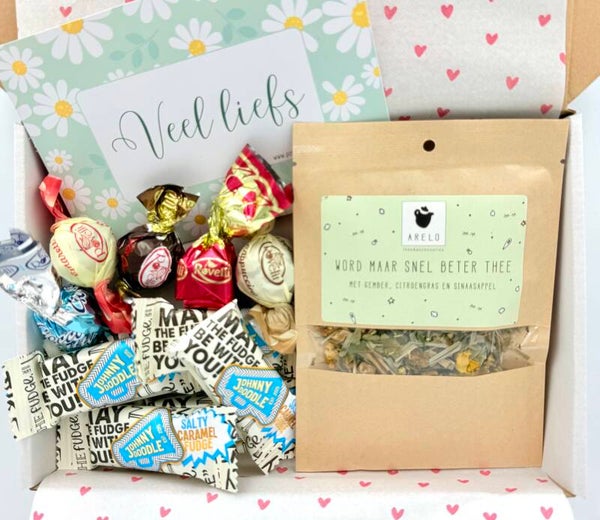 Postkadootje Fudge | Word maar snel beter thee in doosje met theefilters | Rovelli chocoladeballen | Johnny Doodle fudge blokken | Kaartje naar keuze