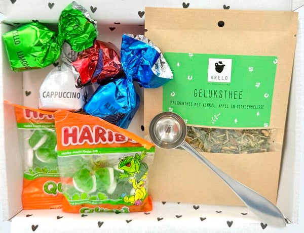 Postkadootje Geluk | Geluksthee | Theeschepje | Mini opkikkers 2 stuks | Chocolade bonbons met verschillende vulling | Kaartje naar keuze