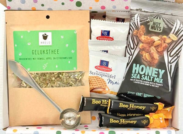 Postkadootje Gelukje | Geluksthee | Theeschepje | Mini stroopwafels | Honing | Zakje nootjes | Kaartje naar keuze