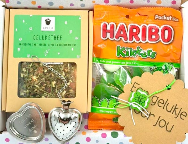 Postkadootje Geluksboost | Geluksthee in doosje | Theefilter met uitlekschaaltje hartje | Haribo snoepkikkers | Gelukje voor jou klavertje vier | Kaartje naar keuze
