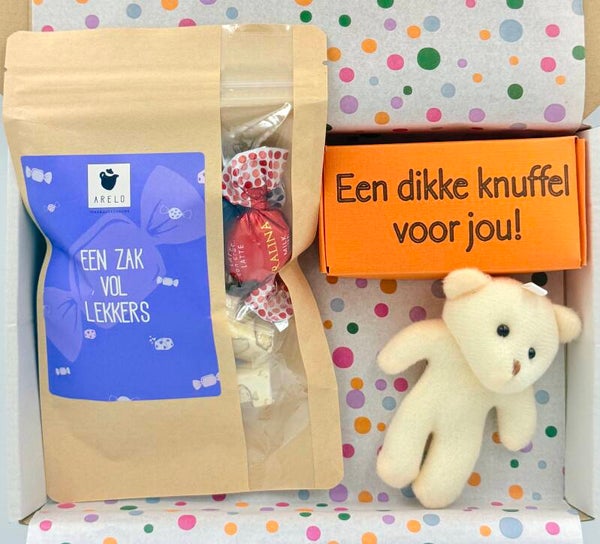 Postkadootje Geluksdoosje | Een zak vol lekkers | Doosje met knuffelbeertje | Kaartje naar keuze