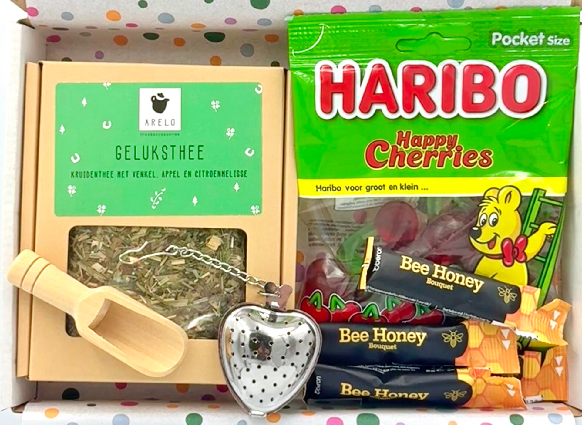 Postkadootje Geluksgroet | Geluksthee in doosje | Theeschepje hout | Theefilter hartje | Honing | Haribo kersjes | Kaartje naar keuze