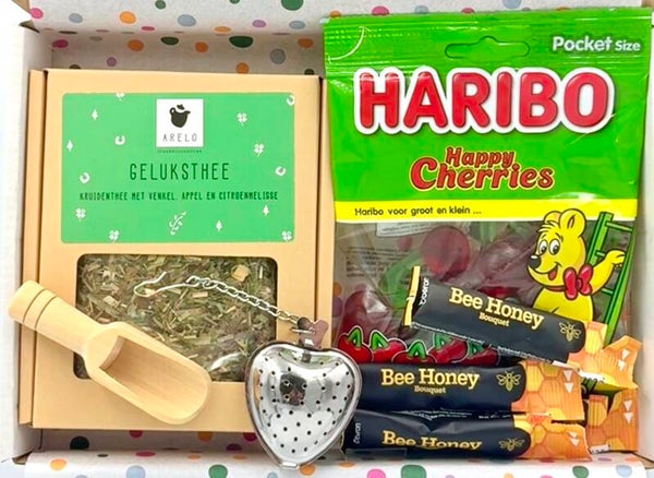 Postkadootje Geluksgroet | Geluksthee in doosje | Theeschepje hout | Theefilter hartje | Honing | Haribo kersjes | Kaartje naar keuze