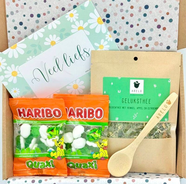 Postkadootje Gelukskikker | Geluksthee | Bamboe theeschepje | Haribo mini snoepkikkers | Kaartje naar keuze
