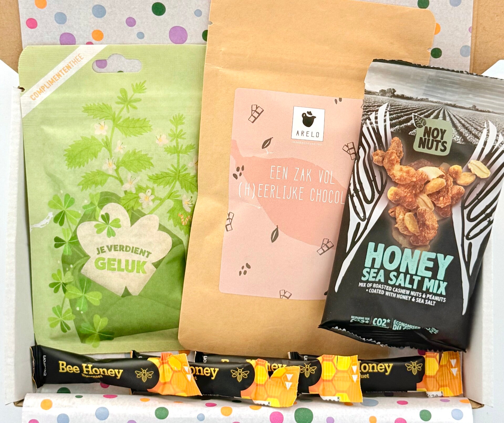 Postkadootje Geluksmix | Jij verdient geluk complimententhee | Zak vol lekkere chocolade | Honing | Zakje nootjes | Kaartje naar keuze