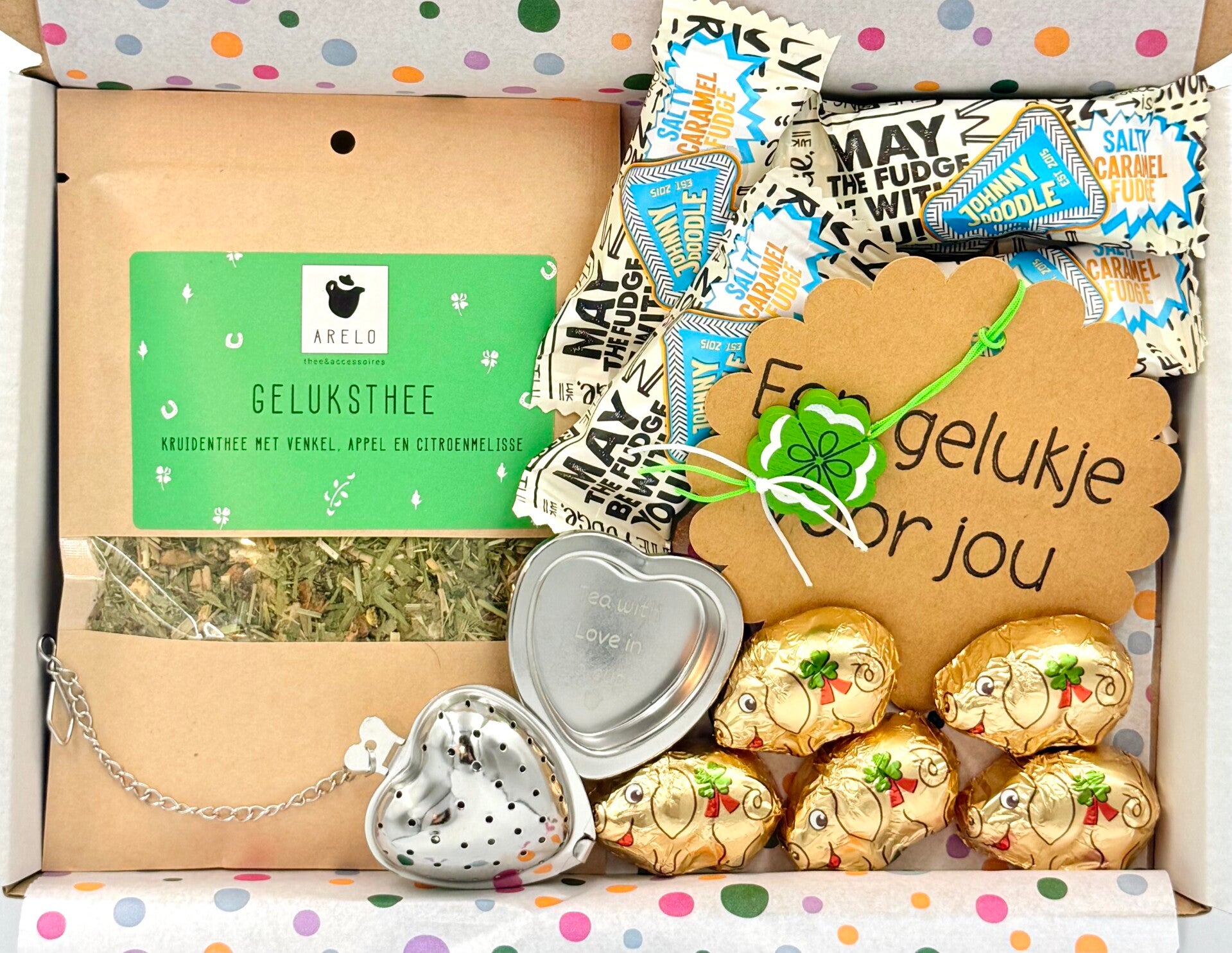 Postkadootje Gelukspakket | Geluksthee in zakje | Theefilter met uitlekschaaltje | Johnny Doodle caramelblokjes | Gelukszwijntjes chocolade | Gelukje voor jou klavertje vier | Kaartje naar keuze