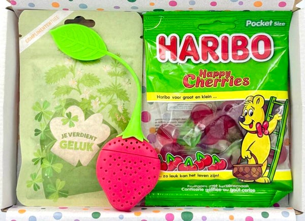 Postkadootje Gelukspost | Jij verdient geluk complimententhee | Theefilter aardbei | Haribo kersjes | Kaartje naar keuze