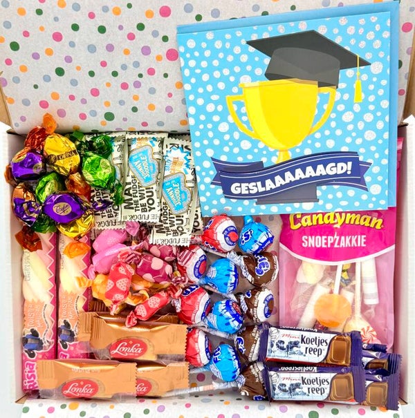 Postkadootje Geslaagd | Candyman snoepzakje | Verschillende smaken lolly's | Koetjes reepjes | Lonka fudge | Verschillende smaken toffees | Fruittoffees | Johnny Doodle fudge | Spekkies | Kaartje geslaagd