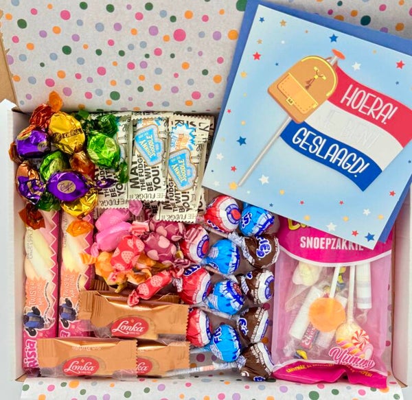 Postkadootje Geslaagd | Candyman snoepzakje | Verschillende smaken lolly's | Lonka fudge | Johnny Doodle fudge | Fruittoffees | Verschillende smaken toffees | Spekkies | Kaartje hoera je bent geslaagd!