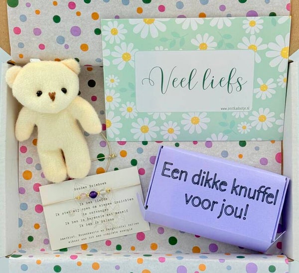 Postkadootje Gold | Armbandje verstelbaar gouden driehoek edelstenen | Doosje met knuffelbeertje dikke knuffel voor jou | Kaartje naar keuze