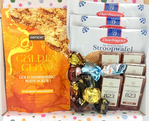 Postkadootje Gold | Gold shimmering body scrub | Stroopwafels | Mini chocolade | Bonbons | Kaartje naar keuze