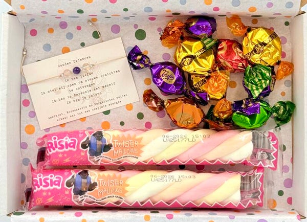 Postkadootje Gouden driehoek | Armbandje verstelbaar de gouden driehoek | Twee spekkies | Verschillende smaken toffees | Kaartje naar keuze