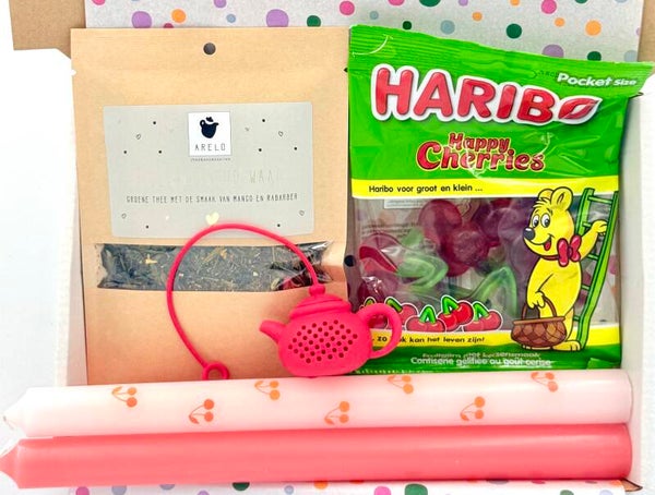 Postkadootje Goudmix | Jij bent goud waard thee in zakje | Theefilter theepotje | Haribo snoepkikkers | Twee dinerkaarsen | Kaartje naar keuze