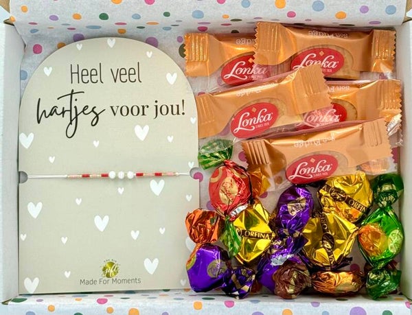 Postkadootje Hartjes | Armbandje heel veel hartjes voor jou! | Mini Lonka fudge | Toffees verschillende smaken | kaartje naar keuze