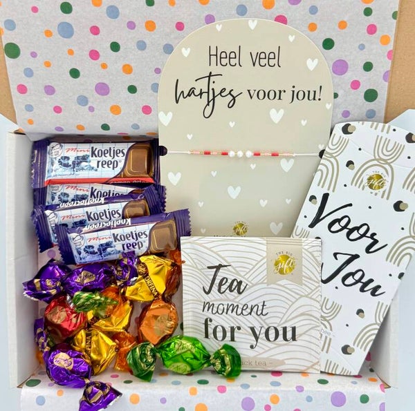 Postkadootje Hartjes voor jou | Armbandje met boodschap heel veel hartjes voor jou | Voor jou gondeldoosje met theezakje | Koetjesreepjes | Verschillende smaken toffees | Kaartje naar keuze