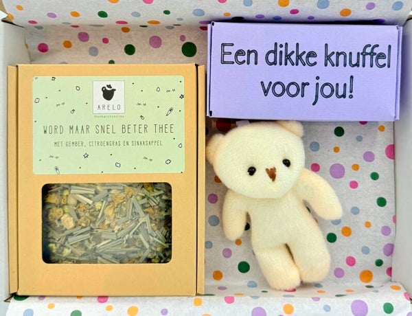 Postkadootje Huggie post | Doosje met knuffelbeertje met tekst een dikke knuffel voor jou | Word maar snel beter thee in doosje | Kaartje naar keuze