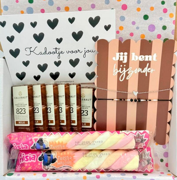 Postkadootje Jij bent bijzonder | Armbandjes met de tekst jij bent bijzonder | Twee spekkies | Mini Callebaut chocoladereepjes | Kaartje naar keuze