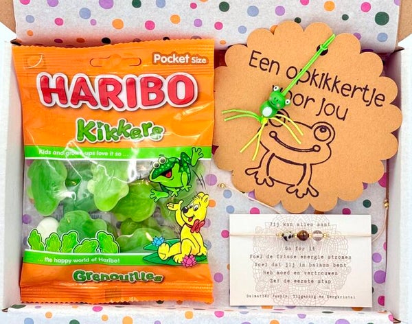 Postkadootje Jij kan alles aan! | Verstelbare armband jij kan alles aan met edelstenen | Haribo kikkersnoepjes | Opkikkergelukje | Kaartje naar keuze