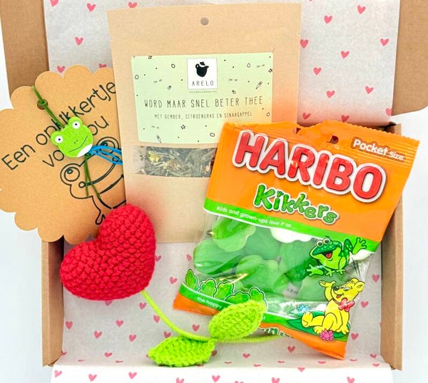 Postkadootje Kikker | Word maar snel beter thee in zakje | Haribo snoepkikkers | Gehaakt hartjesbloem | Opkikkergelukje | Kaartje naar keuze