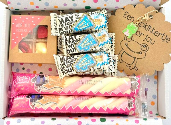 Postkadootje Kikkerboost | Opkikkertje voor jou sleutelhanger | Caramelblokjes Johnny Doodle | Spekkies | Chocoladehartjes | Kaartje naar keuze