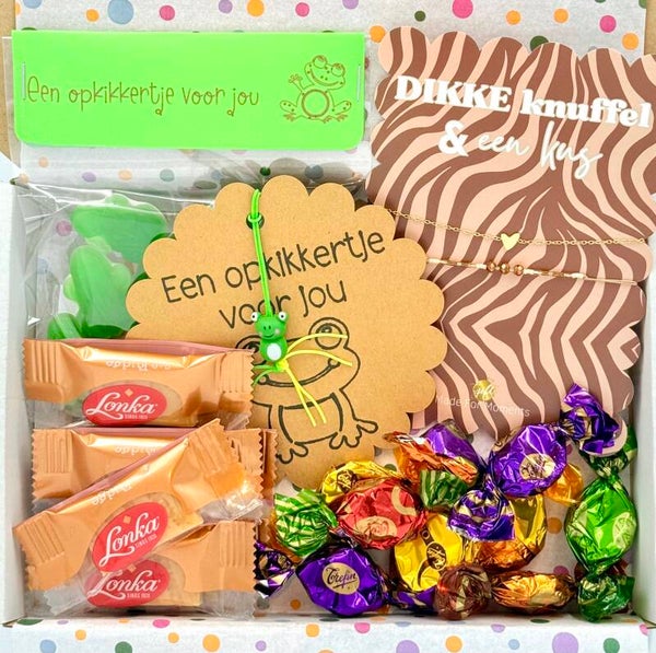 Postkadootje Knuffel | Armbandjes dikke knuffel en een kus | Opkikkertje voor jou kikkersnoepjes | Opkikkergelukje | Mini Lonka caramelblokjes | Toffees verschillende smaken | Kaartje naar keuze