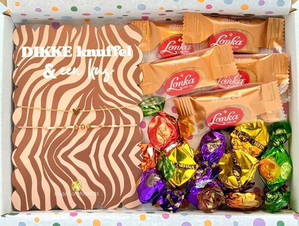 Postkadootje Knuffel | Twee armbandjes dikke knuffel en een kus | Mini Lonka fudge | Toffees verschillende smaken | Kaartje naar keuze