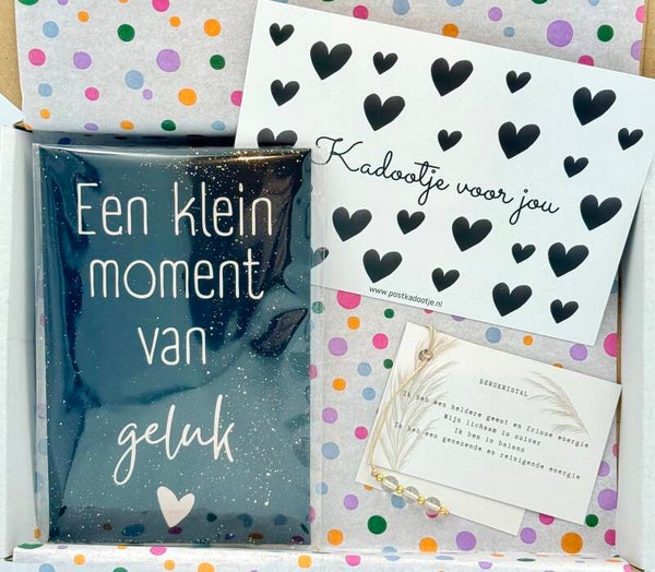 Postkadootje Kristal | BH hangertje bergkristal | Geurzakje een klein moment van geluk | Kaartje naar keuze